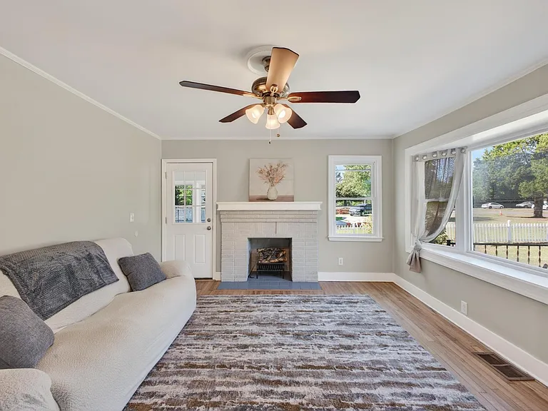450 Williamsburg St — Photo 7