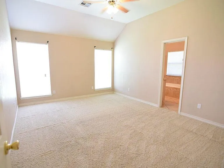 515 Kinney Dr — Photo 6