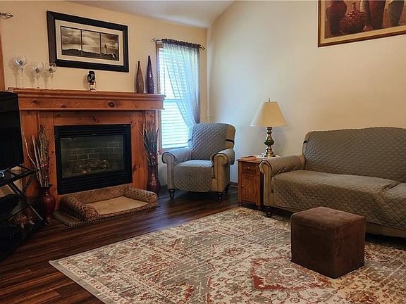 2nd image of 1004 SE Scenic Dr