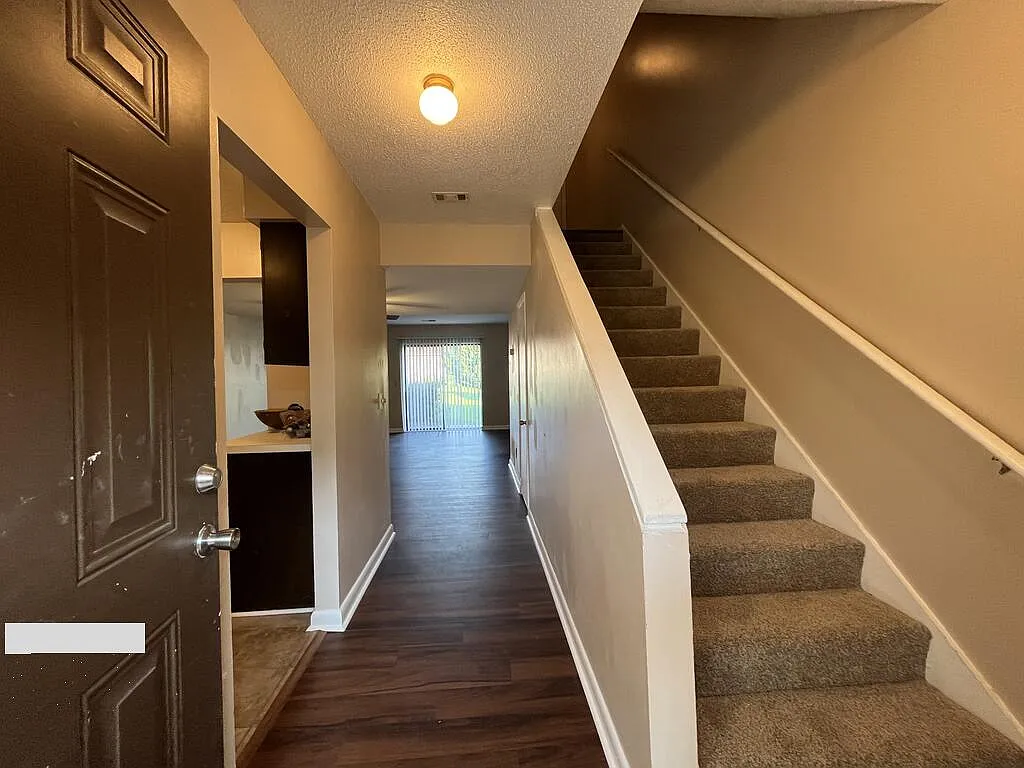 2 bed, 1.5 bath, 1088 sqft, $1,300 — Photo 2