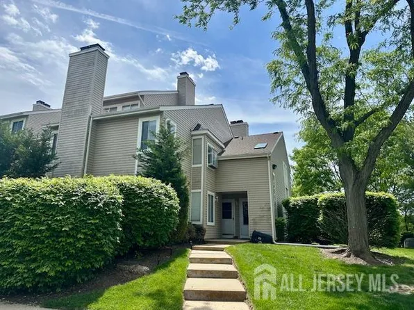 3 Farnham Sq, Parlin, NJ 08859