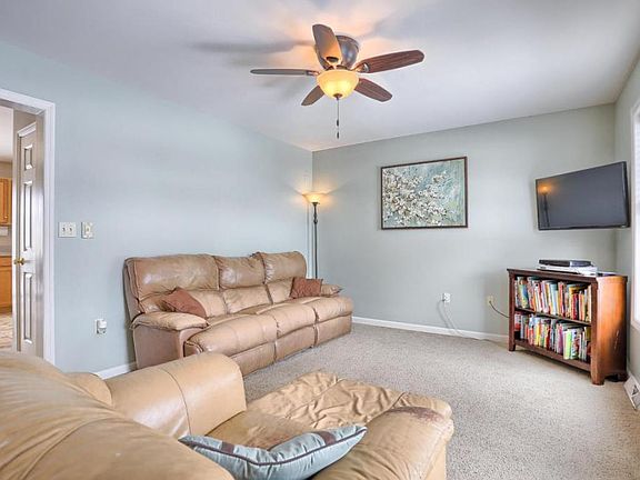 3rd image of 107 Wyneberry Dr