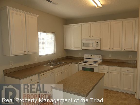 2nd image of 122 Queensberry Ct