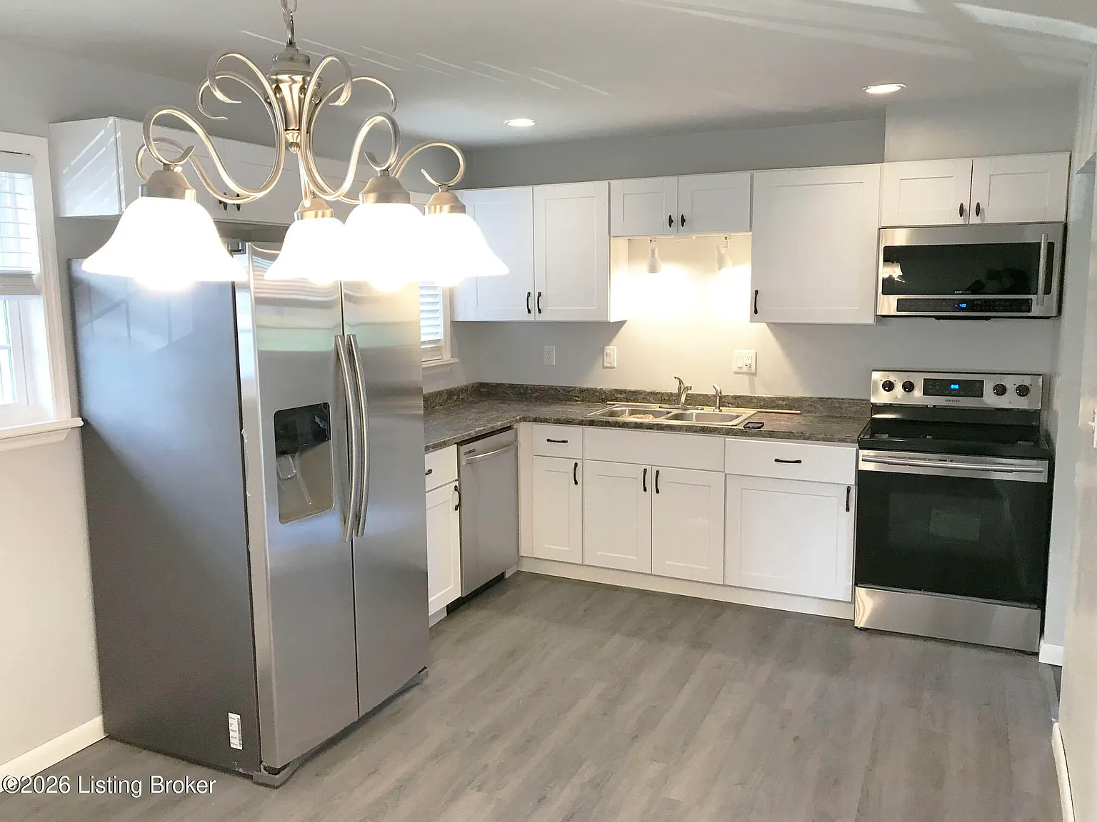 3 bed, 1.0 bath, 1025 sqft, $1,850 — Photo 3
