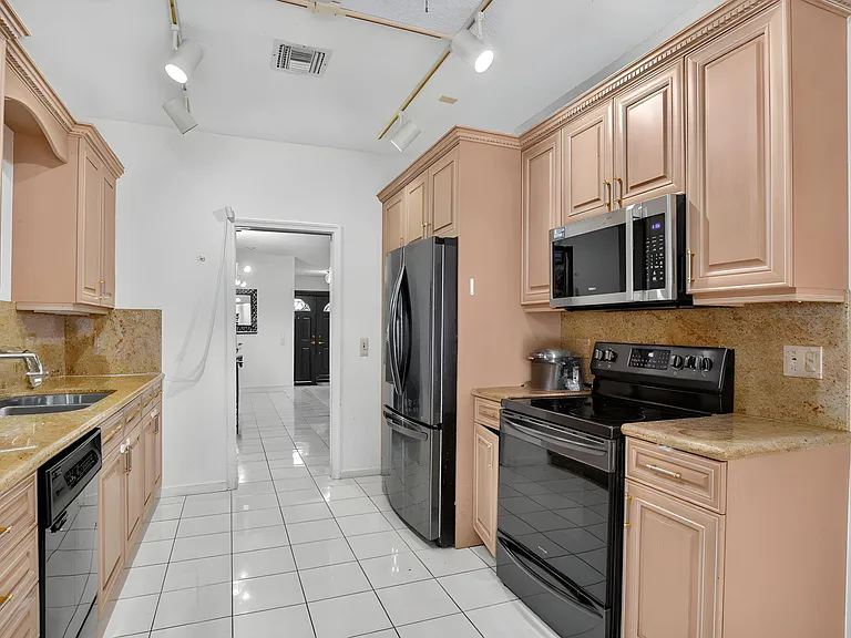 7690 Solimar Cir — Photo 10