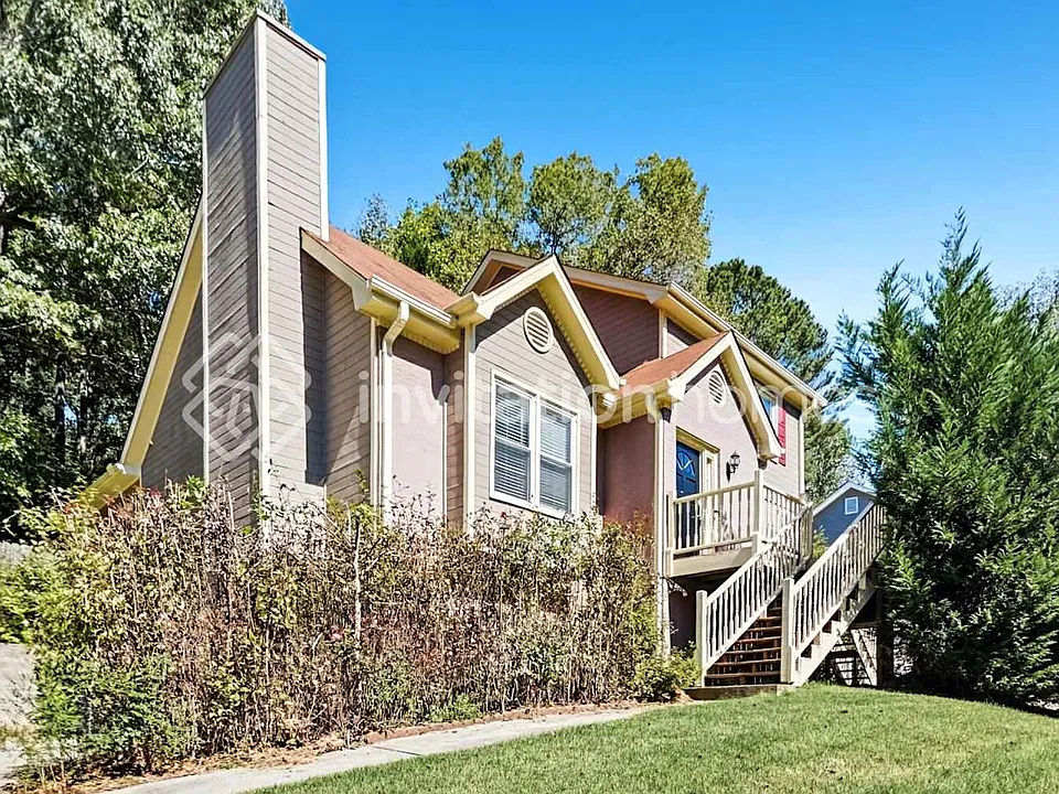 22 Peggy Ct NW