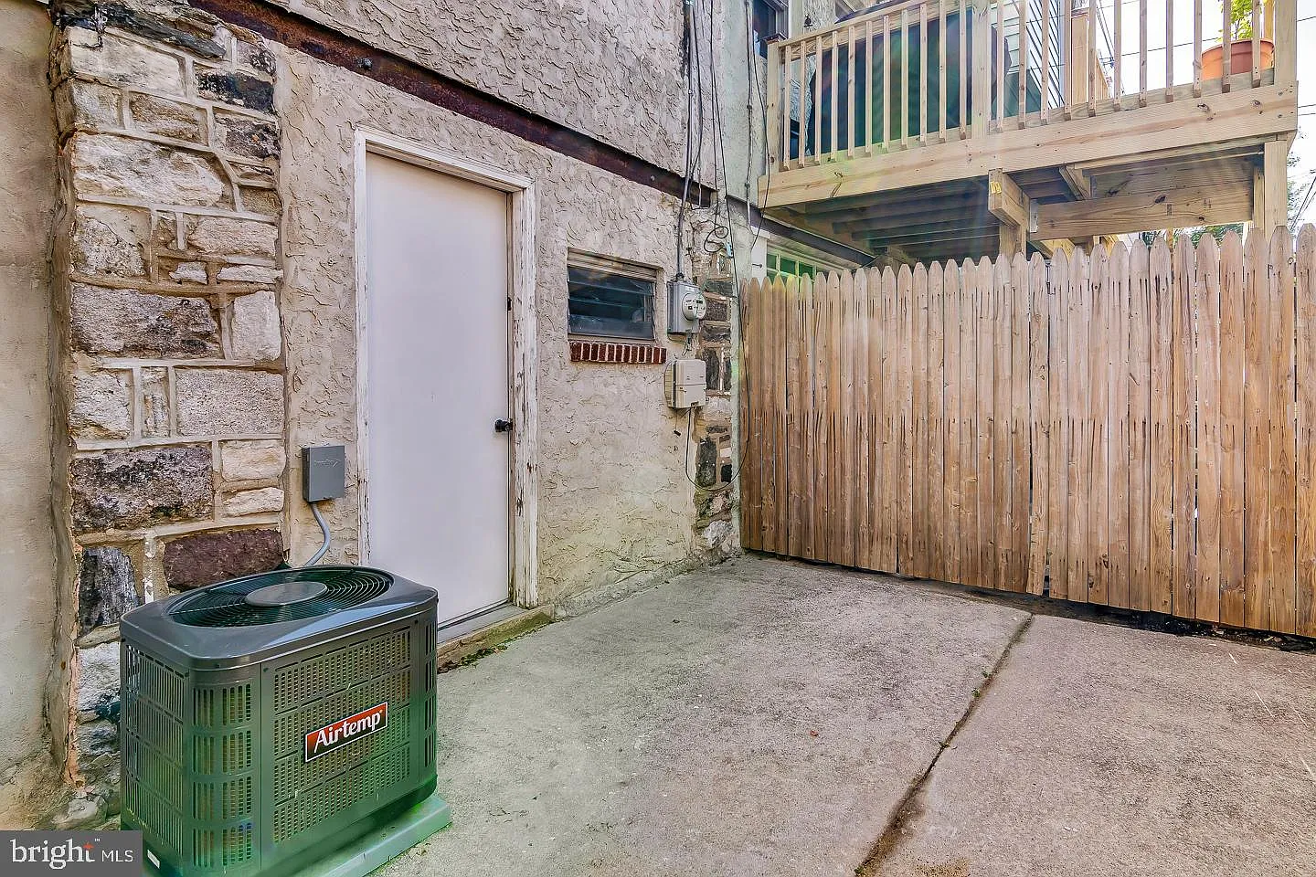 3 bed, 1.5 bath, 908 sqft, $2,200 — Photo 3