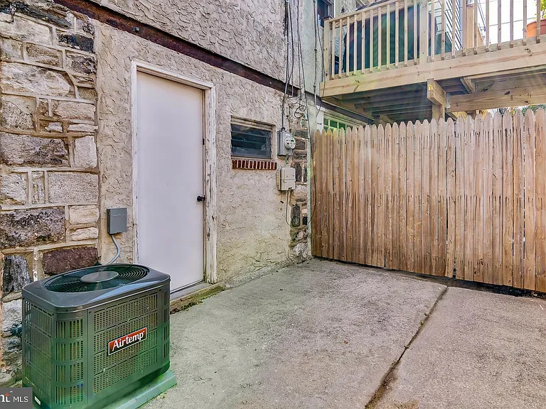 2420 S Lee St — Photo 3