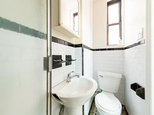 940 Street Nicholas's Avenue image 7 of 16