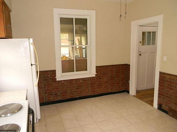 4th image of 246 N Maryland St