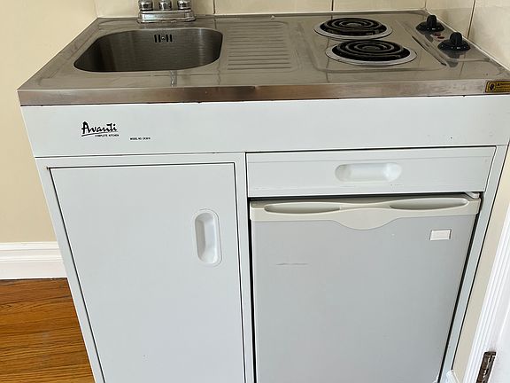 STOVE TOP, REFRIGERATOR AND SINK