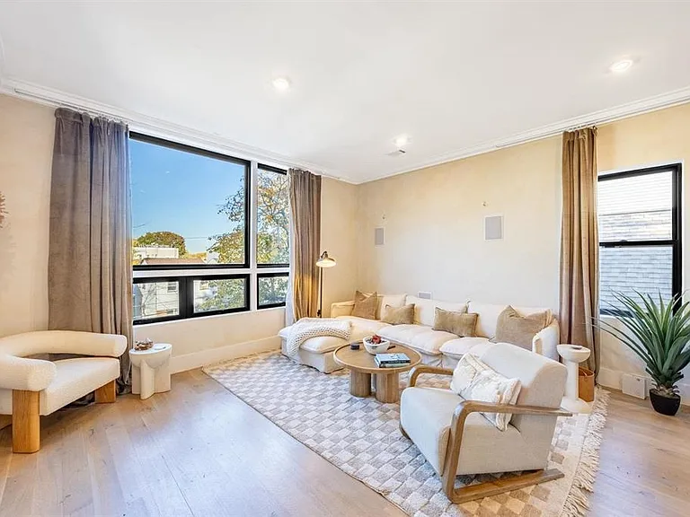 25 Waverly St #2 — Photo 4