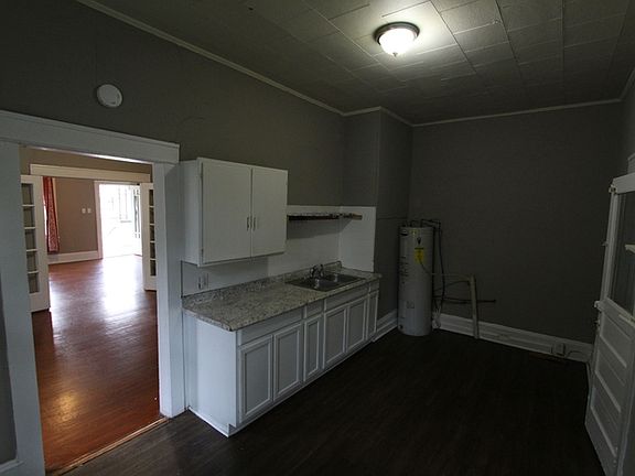 4th image of 241 Marion St