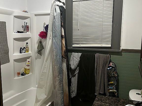 4th image of 218 W Maple St