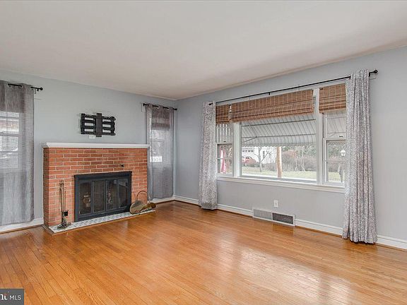 3rd image of 18432 Woodside Dr