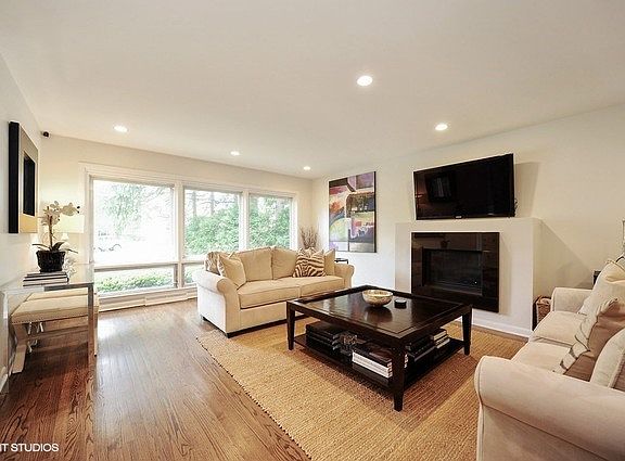 2nd image of 1133 Thorn Tree Ln
