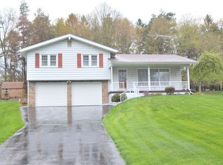 2074 Hubbard Thomas Rd, Hubbard, OH 44425