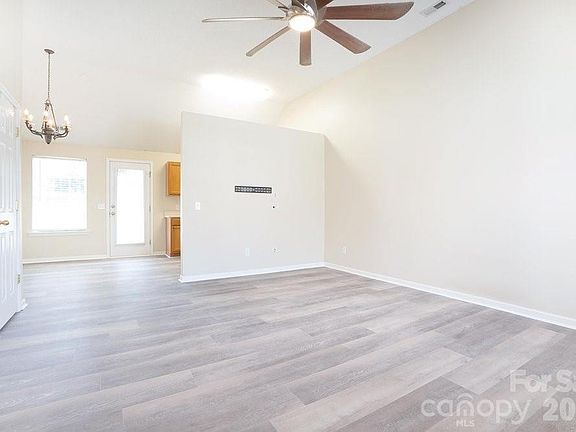 4th image of 122 Addison Pl
