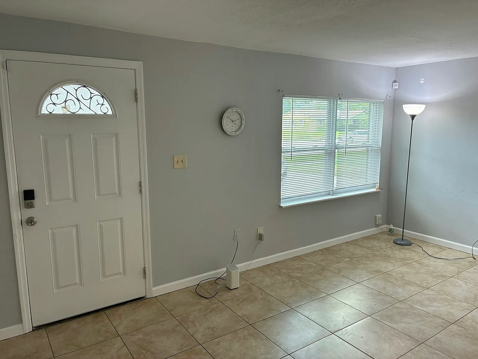 202 Essex Dr — Photo 4