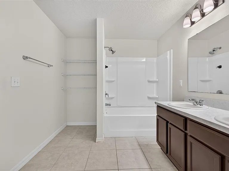 1097 Augustus Dr — Photo 17