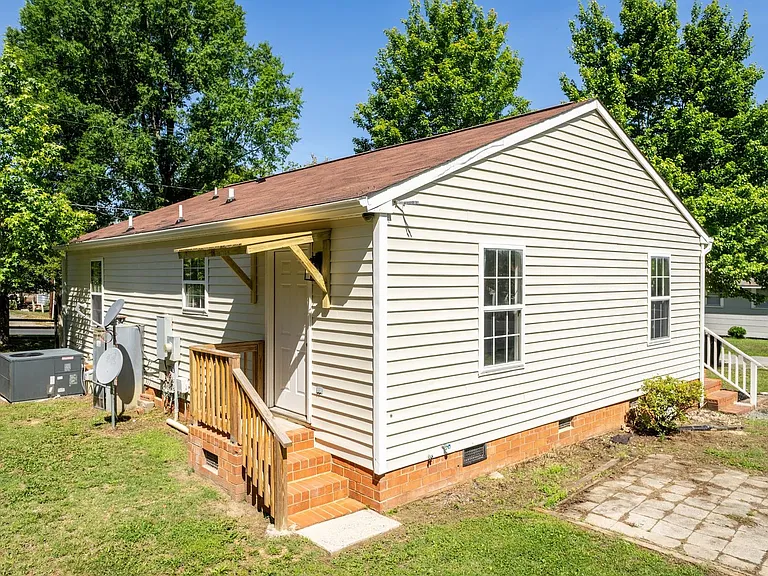 830 Oxford Ln — Photo 6