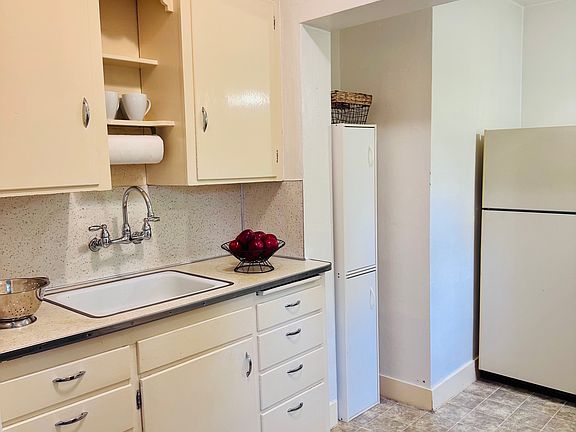 5th image of 310 N Van Buren St #7