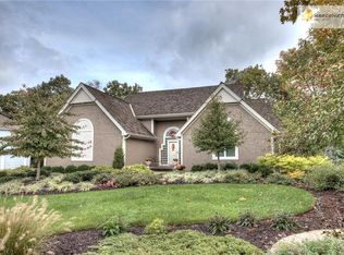 8324 NW Lakeview Dr, Kansas City, MO 64152