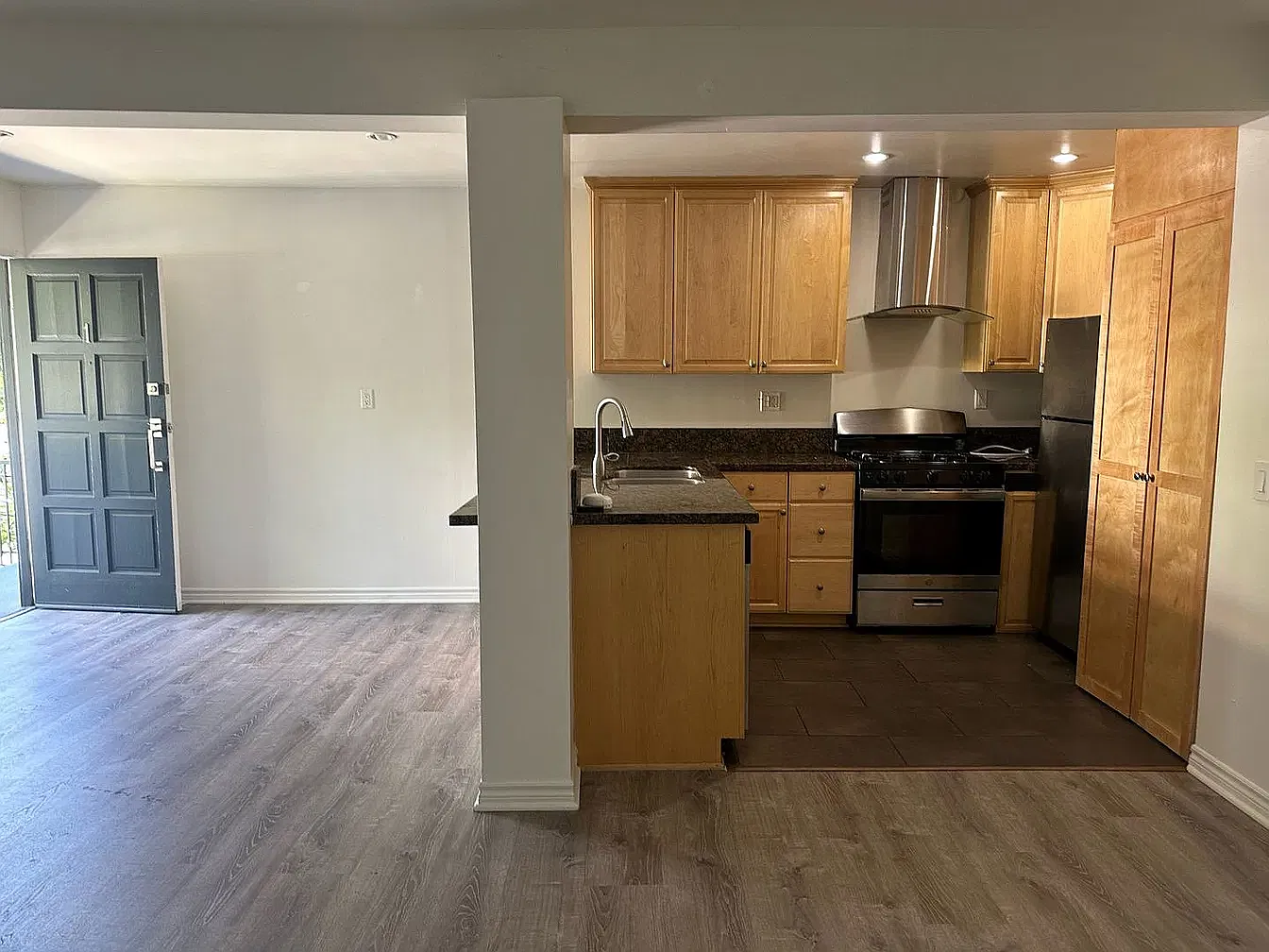 1105 S Barrington Ave — Photo 3