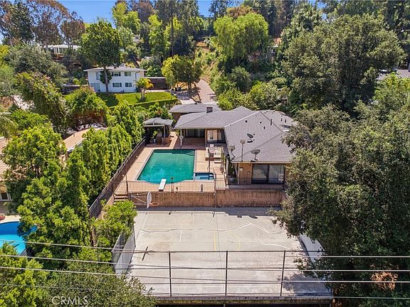 3rd image of 4908 Calvin Ave