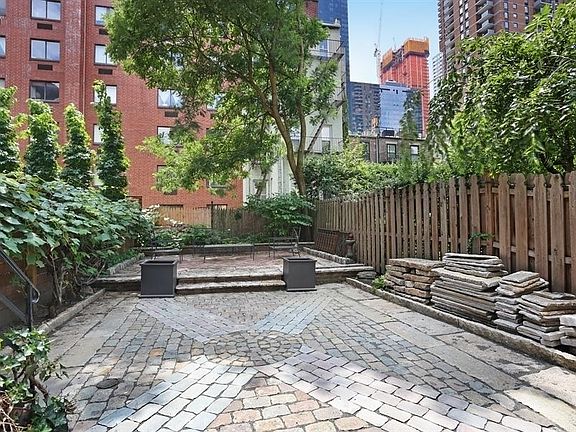 5th image of 428 W 44th St #Garden
