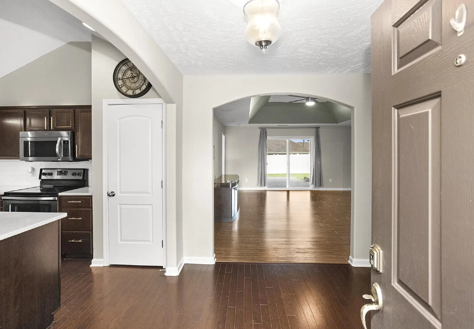 3 bed, 2.0 bath, 1568 sqft, $2,295 — Photo 2