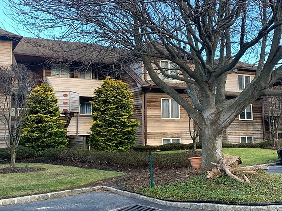 3rd image of 414 Fox Hill Dr