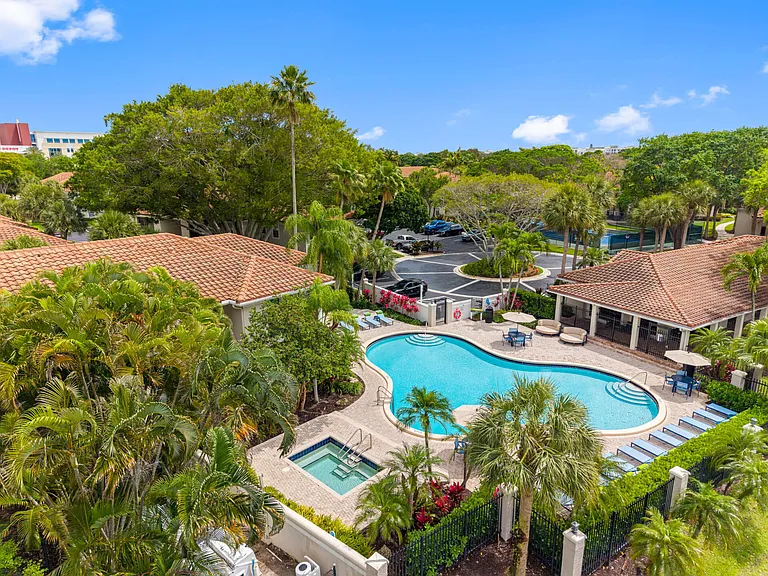 Mizner Court — Photo 10