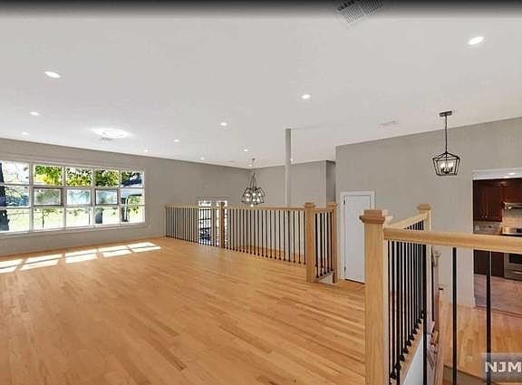 3rd image of 22 Greentree Ter