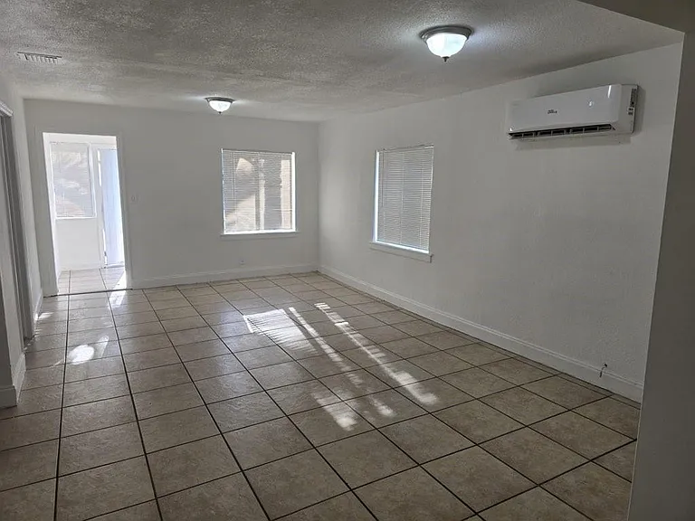5431 NW 30th Ave — Photo 5