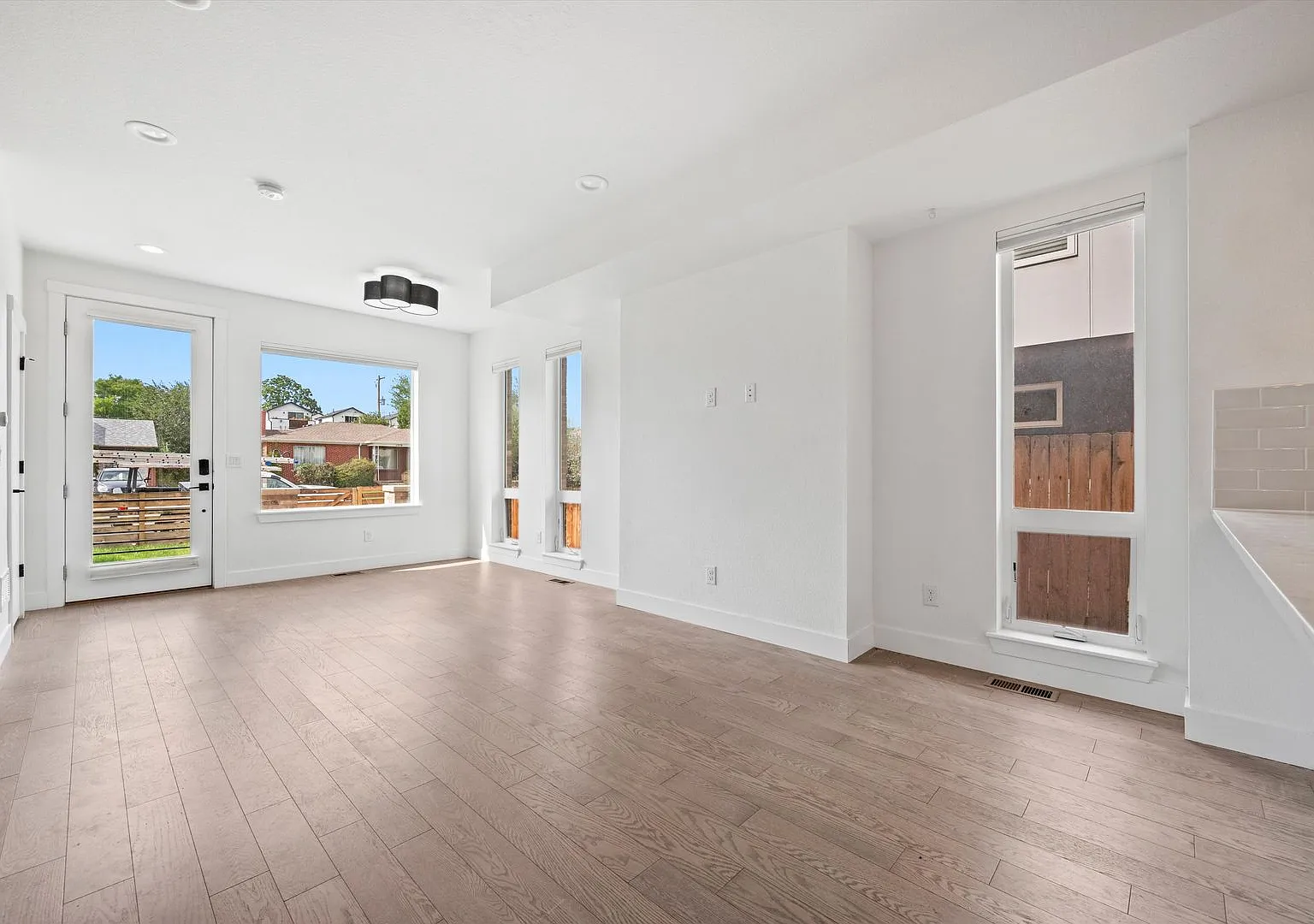 Modern Townhome Near Sloan's Lake Garage, Central AC & Great Location — Photo 4
