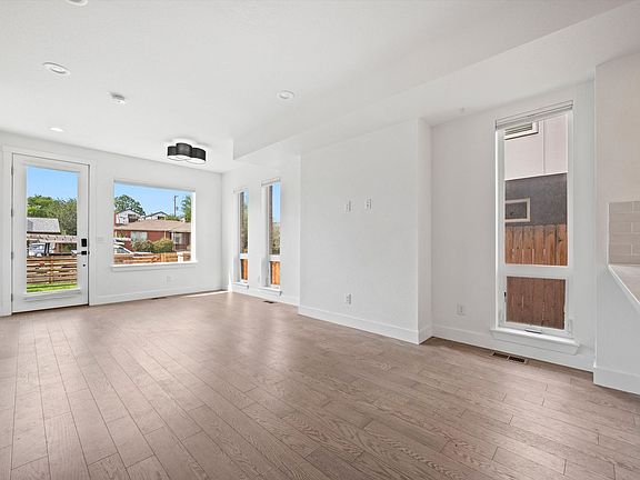 4th image of 1370 Yates St #4