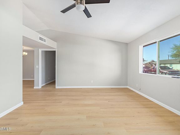 5th image of 1051 W HILLVIEW Street