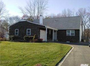 44 Chatham Dr, Oakdale, NY 11769