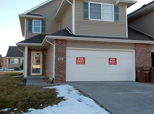 8521 Dunrovin Rd, Lincoln, NE 68526