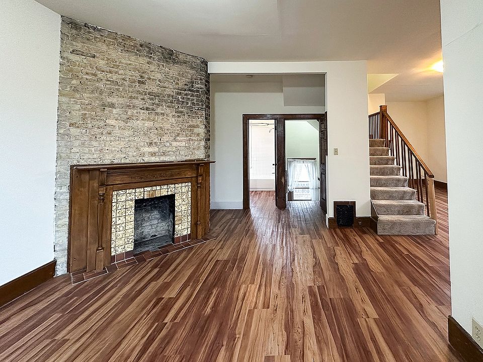 3 Bed / 1 Bath - 1,500 SF - Living Room