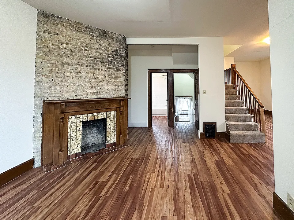 3 Bed / 1 Bath - 1,500 SF - Living Room
