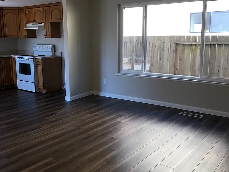 1745 Glenbrook Dr — Photo 4