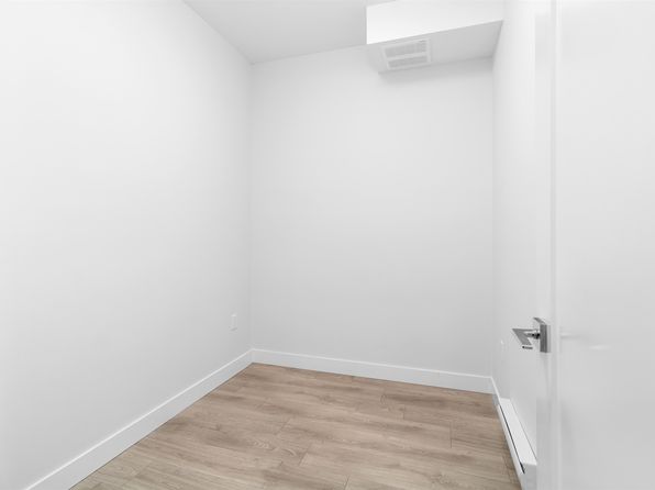 2 bedroom rental in Surrey — photo 16