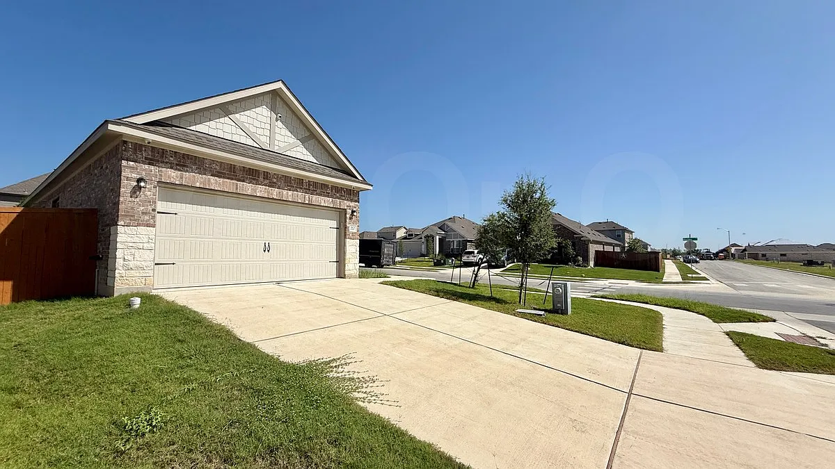 3 bed, 2.0 bath, 1258 sqft, $1,850 — Photo 2