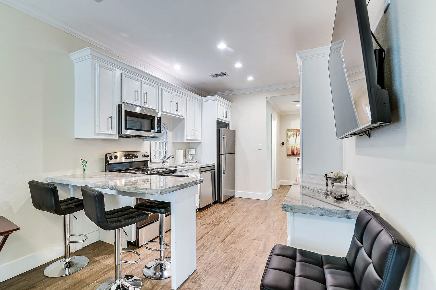 3 bed, 2.0 bath, 742 sqft, $3,032 — Photo 2
