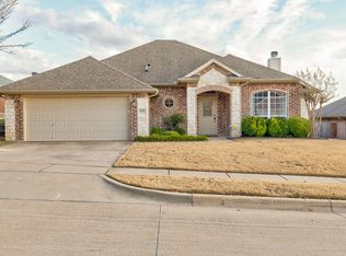 10421 Stonehill Dr, Benbrook, TX 76126