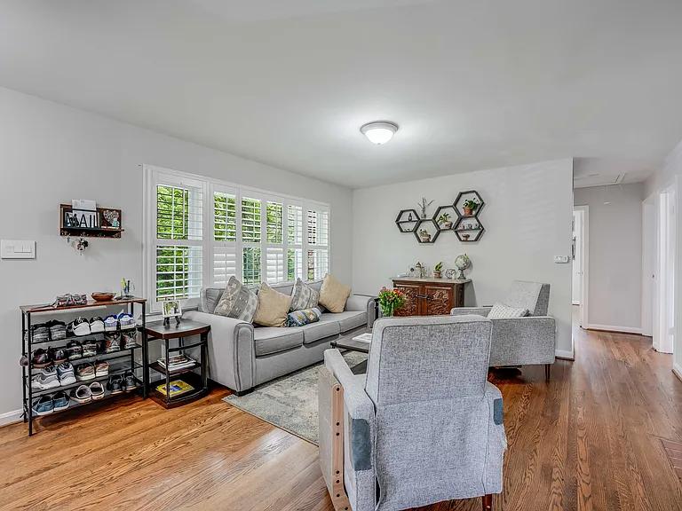 1911 Paul Spring Pkwy — Photo 16