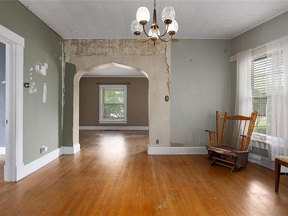 2nd image of 2826 Duncan St