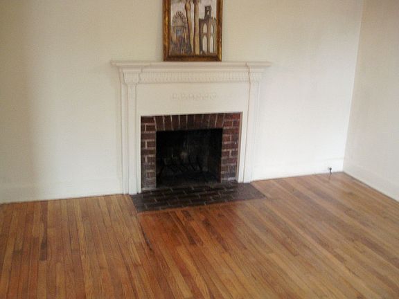 LIVING ROOM WITH FIREPLACE, LARGE ROOM, HIGH CEILINGS